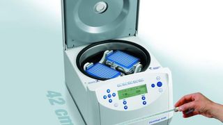 1 Durch ihre Grundfläche von 33 x 42 Zentimeter beansprucht die Centrifuge 5430 nur eine geringe Standfläche im Labor. (Archiv: Vogel Business Media)