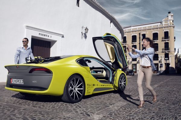 Der hybride Sportwagen Σtos: unterwegs mit persönlichem Autopilot und Drohne. (Rinspeed)