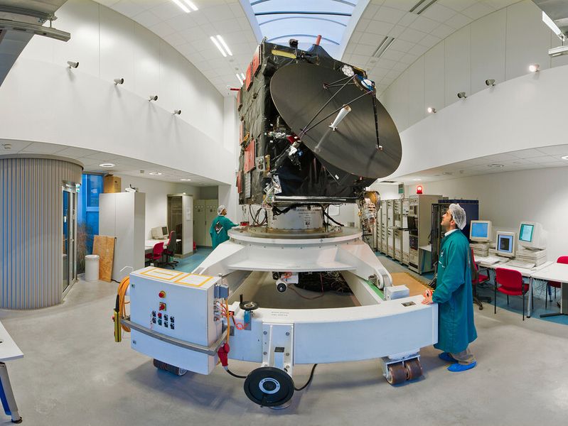 Ingenieurmodell (EQM, Engineering Qualification Model) der Kometensonde Rosetta im Reinraum am ESOC (European Space Operations Centre) der ESA in Darmstadt. Am ESOC stehen verschiedene Modelle von Rosetta zur Verfügung. Die meisten sind als Softwaremodelle im Computer gespeichert. Mit diesem Ingenieurmodell kann die Wirkungsweise von Befehlen an die richtige Sonde so real wie möglich geprüft werden. (Bild: ESA)