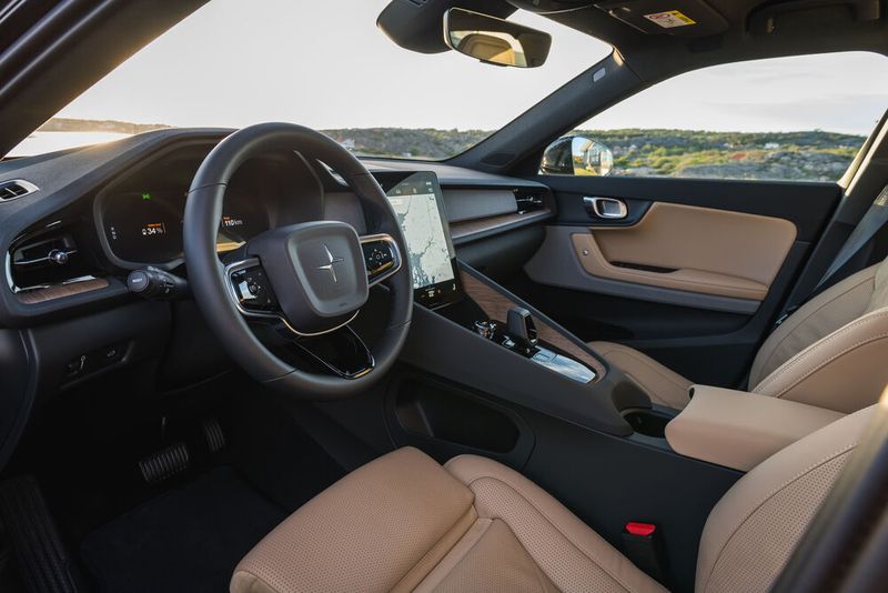 Im Innenraum dominiert der senkrechte, freistehende Bildschirm in Armaturenbrettmitte. (Bild: Istvan CsiszarPolestar)