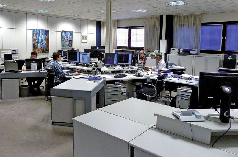 Hightech auch in der Konstruktion. Hier entstehen Stanzprodukte und Werkzeuge – alles digital und mit Anbindung an die Fertigung. (Bild: Kuhn)