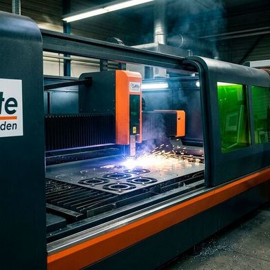 Aufgekauft! Cutlite ist ein italienischer Laserschneidmaschinen-Spezialist, der sich in der Leistungsklasse 30 bis 60 Kilowatt bewegt. Das Ditzinger Hightech-Unternehmen Trumpf hat sich nun das Cutlite-Know-how nicht umsonst gesichert ... (Bild: KI-generiert)