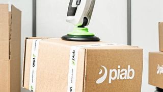 Der Pilift-Smart-Vakuumlifter von Piab entlastet die Rücken Mitarbeiter, indem er ihre Bewegungen erkennt und überwacht und schnell auf die Absichten der Benutzer reagiert. (Piab)