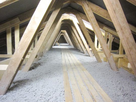 Bei ungenutzten Dachböden wird ein großflockigerer Dämmstoff maschinell auf den nicht begangenen Flächen der obersten Geschossdecke verteilt. (Bild:  Climacell)
