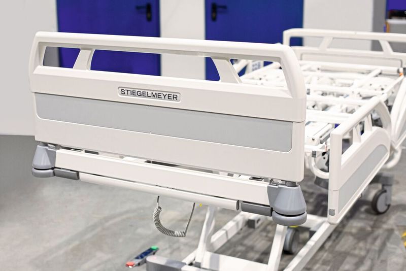 Die Produktion von Krankenhausbetten ist nicht trivial. Robust und leicht zu reinigen müssen sie sein, betont Stiegelmeyer. Auch sollten sie nirgends attraktive Brutstätten für Keime aufweisen. (Bild: P. Malecki / Fotogloria)