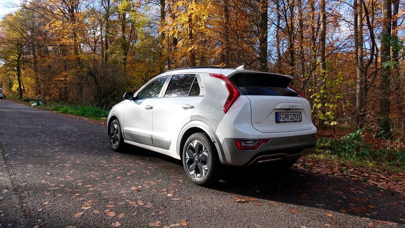 Allerdings schränkt die extrem breite C-Säule den Blick nach hinten deutlich ein. Heutige Designer scheinen zu denken: „Wozu brauchen wir Rundumsicht, wir haben doch Rückfahrkamera, Spurwechselradar und Ultraschallsensoren.“ (Bild: Rosenow – »kfz-betrieb«)