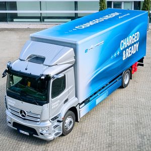 Die Energie spenden 3 (E-Actros 300) oder 4 Batteriepakete (E-Actros 400), die eine Kapazität von 336 kWh bzw. 448 kWh erreichen.(Bild:  Daimler Truck)