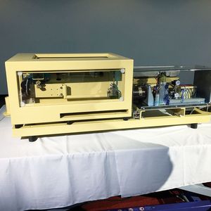 Manch ein Kunde erinnerte sich noch: Die Dosierbandwaage 150F von 1978 arbeitete noch mit Initiatoren und ohne Messzelle. Für die Gewichtsregelung sorgte ein Stelltransformator.(Bild:  Brabender Technologie)