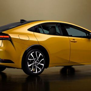 Beim Heck sticht das dreidimensionale Rücklichtdesign ins Auge.(Bild:  Toyota)