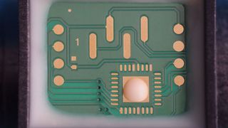 Structalit 8801 ist eine biokompatible Vergussmasse, die auch bei niedrigen Temperaturen schnell aushärtet.  (Panacol)