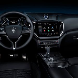 Das Cockpit im Ghibli ist künftig digital. Der Touchscreen für das Infotainmentsystem ist zudem gewachsen.(Bild:  Maserati)