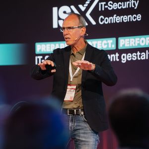 Stefan Strobel, CEO von Cirosec, hielt die Eröffnungs-Keynote „Cybercrime 2026 – Bedrohungen, Erkennung und Schutz“.(Bild:  Manuel Emme)