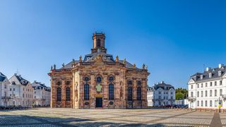 Ammar Alkassar, CIO des Saarlandes: „Das Schlüsselwort bei der OZG-Umsetzung heißt Zusammenarbeit; und dies länder- und ebenenübergreifend.“ – Im Bild zu sehen ist die Ludwigskirche in Saarbrücken (© Sina Ettmer – stock.adobe.com)