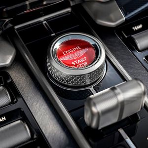Der rote Startknopf ist eine Hommage an den Ur-Vanquish, bei dem sich ein roter Startknopf im oberen Drittel der Mittelkonsole befand.(Bild:  Aston Martin)
