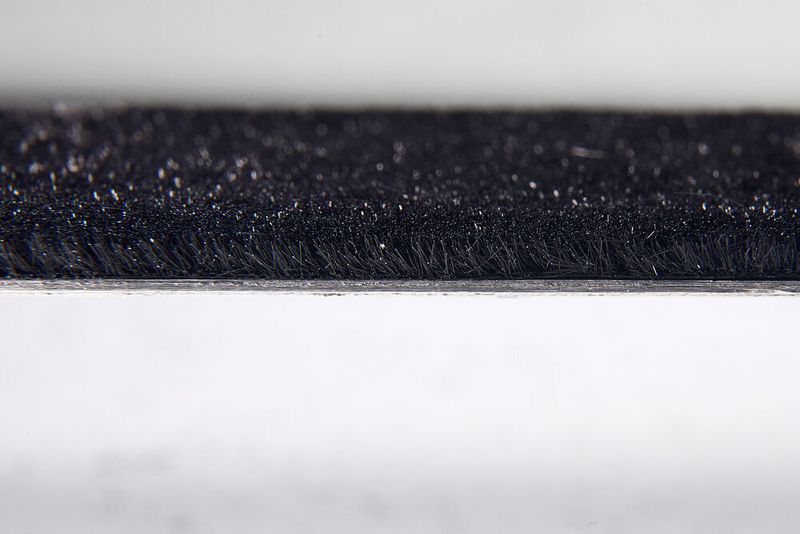 Das Material ist mit Nylonfasern besetzt, die Unterseite bildet eine selbstklebende Folie, die direkt auf den Schiffsrumpf aufgebracht wird. Die stacheligen Nylonspitzen, die im Wasser ständig hin- und herbewegt werden, sind wenig einladend für Algen, Muscheln, Seepocken und sonstige Meereslebewesen. (EPO/Heinz Troll)