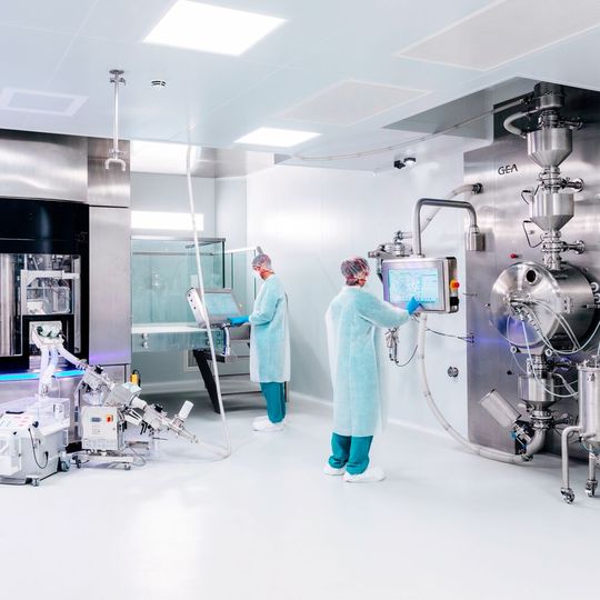 Kontinuierliche Tablettierung in der kürzlich eröffneten Anlage von Hovione in Portugal.(Bild:  Hovione)