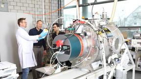 In dieser Kammer beschichten Empa-Forscher Garne mittels Plasmaverfahren, sodass sie wasser- und schmutzabweisend werden. (Bild: Empa)