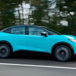 Mit 4,35 Metern hat der Leaf klassisches Kompaktklassenformat.(Bild:  Nissan)