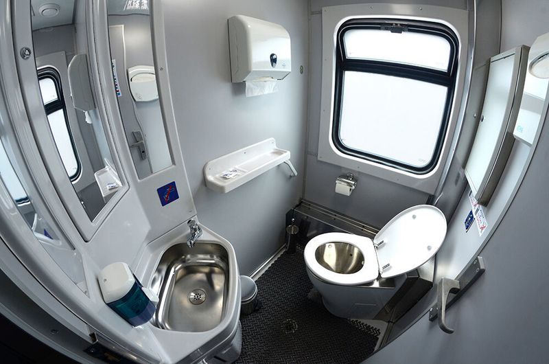 Zwei Ingenieure und zwei Informatiker fahren zusammen mit der Bahn zu einem Kongress. Auf der Hinfahrt unterhalten sie sich über die Systematik des Fahrkartenverkaufs, wobei die Ingenieure erwähnen, dass sie nur eine Fahrkarte für zwei Personen brauchen.
Als nach einiger Zeit der Schaffner kommt, gehen die beiden Ingenieure zusammen auf die Zugtoilette. Kurz darauf klopft der Schaffner an die Tür und verlangt die Fahrkarte, die beiden schieben ihre unter der Tür durch, und alles ist in Ordnung.
Auf der Rückfahrt haben die Informatiker dazugelernt und auch nur eine Fahrkarte gekauft. Die Ingenieure haben dagegen gar keine.
Wiederum nähert sich bald der Schaffner, und die Informatiker begeben sich auf die Toilette. Kurz darauf geht ihnen ein Ingenieur nach und klopft an die Tür: „Die Fahrkarte, bitte!“ (Yurii Zushchyk - stock.adobe.com)