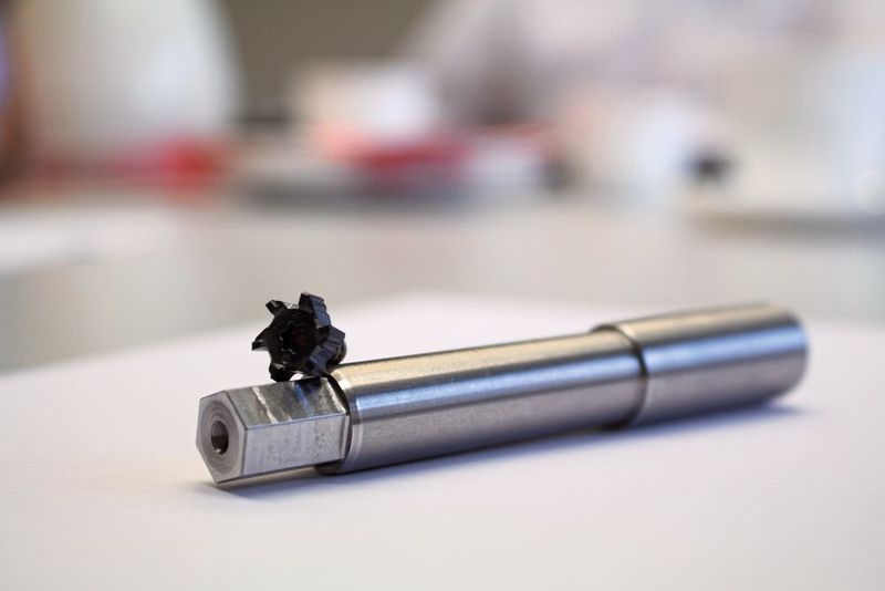 Mit dem Logiq MM Face im Durchmesser zwölf Millimeter mit sechs Schneiden kann Rotec den Sechskant in elf Sekunden einbringen. (Bild: Iscar)