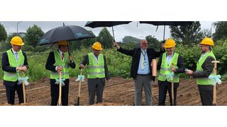 Die Grundsteinlegung für das Rechenzentrum von Colt DCS in Frankfurt-Sossenheim erfolgte bei echtem Sauwetter. Trotzdem war die Simmung gut - (v.l.) David Goth (Colt DCS), Oliver Schwebel, Frankfurter Wirtschaftsförderung GmbH, Reinhard Fröhlich (IHK Frankfurt a. M.) Detlef Spang (CEO Colt DCS) und Norbert Loch (Director – MEP bei TTSP HWP)    (Ulrike Ostler/Vogel IT-Medien GmbH)