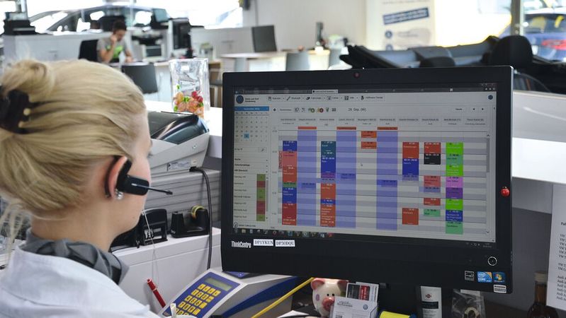 Vier-Tage-Woche? Angesichts voller Kalender und Auftragsbücher lehnen viele Entscheider in Vertrieb und Werkstatt das Arbeitszeitmodell ab, wie eine Befragung von »kfz-betrieb« zusammen mit dem Marktforschungs- und Beratungsunternehmen Concertare zeigt.(Bild:  Mauritz – VCG)