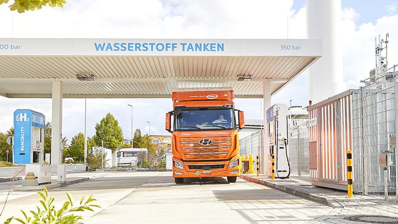 Im März 2025 haben erstmals mehr Nutzfahrzeuge als Pkw Wasserstoff an den Tankstellen von H2 Mobility getankt.(Bild:  H2 Mobility)