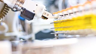 Hochautomatisierte, robotergestützte Abfüllung der Radiopharmaka bei der Rotop Radiopharmacy in Dresden-Rossendorf. (Andre Forner)