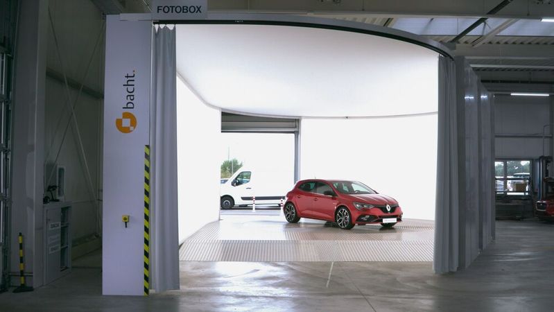 Mit einer Drehtelller-Kabine lässt sich der Fotografie-Prozess im Autohandel weitgehend automatisieren.(Bild:  Studio-Service Bacht)