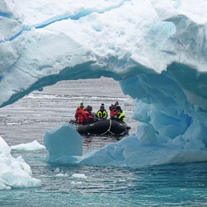 Während der spanischen Expedition PI-ICE nahm der Tropos-Forscher Sebastian Zeppenfeld vom Schlauchboot aus Proben vom Oberflächenfilm des Ozeans. Durch die chemische Analyse dieser Proben konnten die Forschenden später die Zuckerverbindungen analysieren und anhand der Konzentrationen den Einfluss auf globale Prozesse abschätzen. (Bild:  Manuel Dall'Osto, Institut de Ciències del Mar, CSIC / R/V Hespérides)
