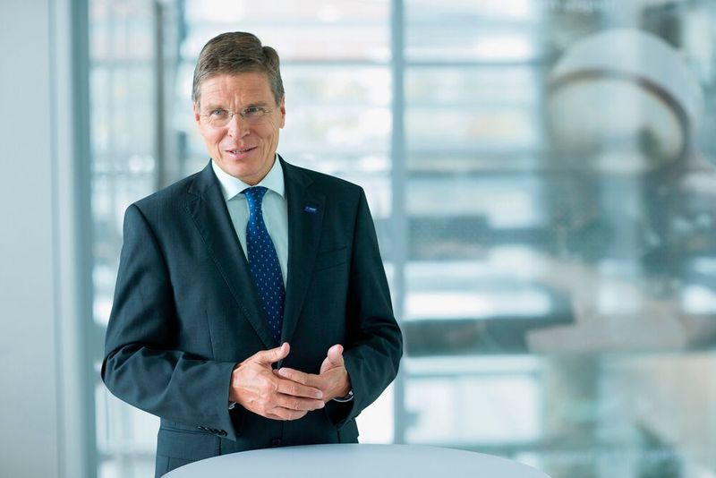  „Wir wollen stärker wachsen als der Markt und streben eine Steigerung des Absatzes über dem Wachstum der globalen Chemieproduktion an“, so Finanzvorstand und stellvertretender Vorstandsvorsitzender Hans-Ulrich Engel.
Auch die Profitabilität will BASF weiter erhöhen und das EBITDA vor Sondereinflüssen um 3 bis 5 % jährlich steigern. „Zudem möchte BASF jedes Jahr eine Kapitalrendite erzielen, die deutlich über dem Kapitalkostensatz liegt. Damit schaffen wir echten Mehrwert“, so Engel. (BASF)