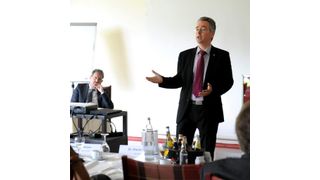 Hans Christian Markert erklärt die Enquete Kommission. (Bild: Chemsite)