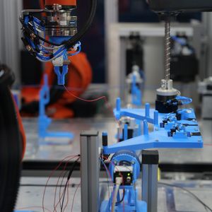 4.	MVTec_Success Story_Cellios_4_©Cellios:  Der Greifer des Roboters bearbeitet verschiedene Kabeldicken. (Bild:  Cellios)