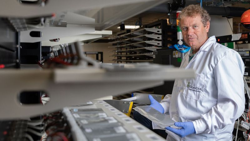 Storedot-Geschäftsführer Doron Myersdorf im Labor.(Bild:  הארץ/ Storedot)