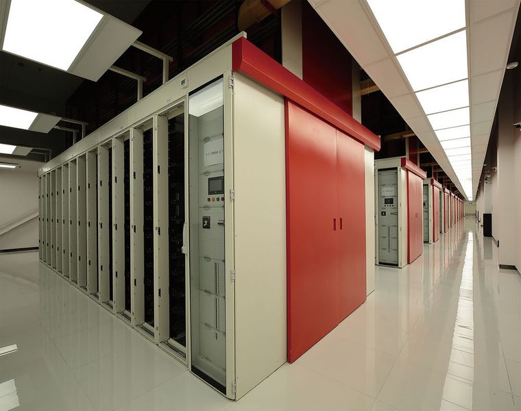 Für die Kühlung wird eine Warmgang-Schottung mit indirekter adiabatischer Kühlung verwendet, so dass das Rechenzentrum einen PUE-Wert (Power Usage Effectiveness) von 1,12 erreicht. (Rittal)