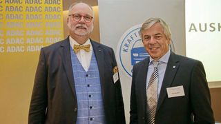 Gerhard Hillebrand (links), Vorsitzender des ADAC Schleswig-Holstein und Verkehrspräsident im ADAC, sowie Tim Schneider, Vizepräsident und Landesinnungsmeister des Verbandes des Kfz-Gewerbes in Schleswig-Holstein, feierten das 50-jährige Bestehen der gemeinsamen Kfz-Schiedsstelle. (Bild: Kfz-Gewerbe Schleswig-Holstein)