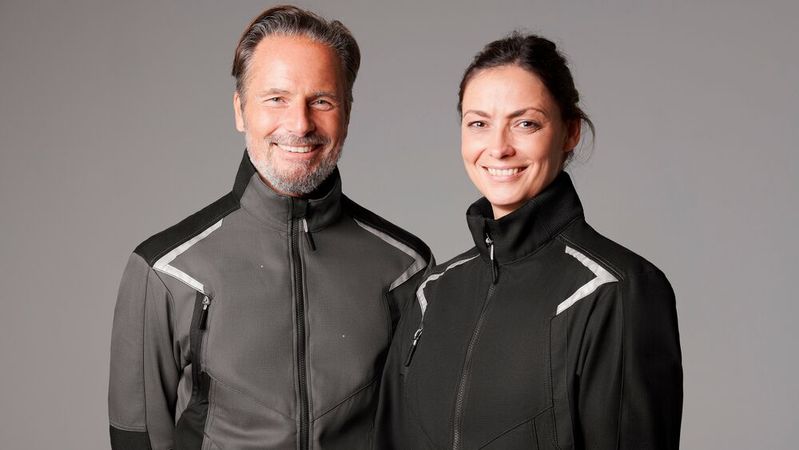 Bodyforce gibt es als Damen- und Herrenausführung. Klassische Details verleihen der Kleidung eine lässige Optik, während Reflexelemente für auffällige Kontraste sorgen.(Bild:  Mewa)