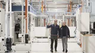 Andrea Tarditi (Technischer Direktor bei Endurance SpA) und Andreas Schenk (Key Account Manager bei den Grob-Werken) in den weitläufigen Produktionshallen von Endurance. (Bild: Grob-Werke GmbH & Co. KG)