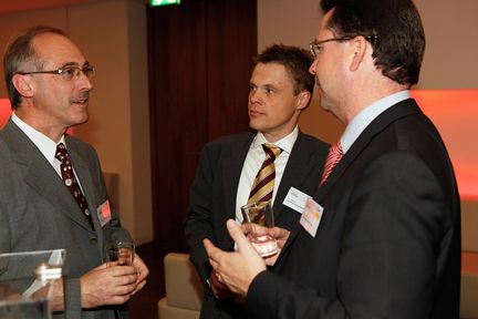 Unter Experten - v.l.n.r. Thomas Heussler (CCP) im Gespräch mit Udo Kerger und Oliver Wibbe (beide Symantec Hosted Services) (Archiv: Vogel Business Media)