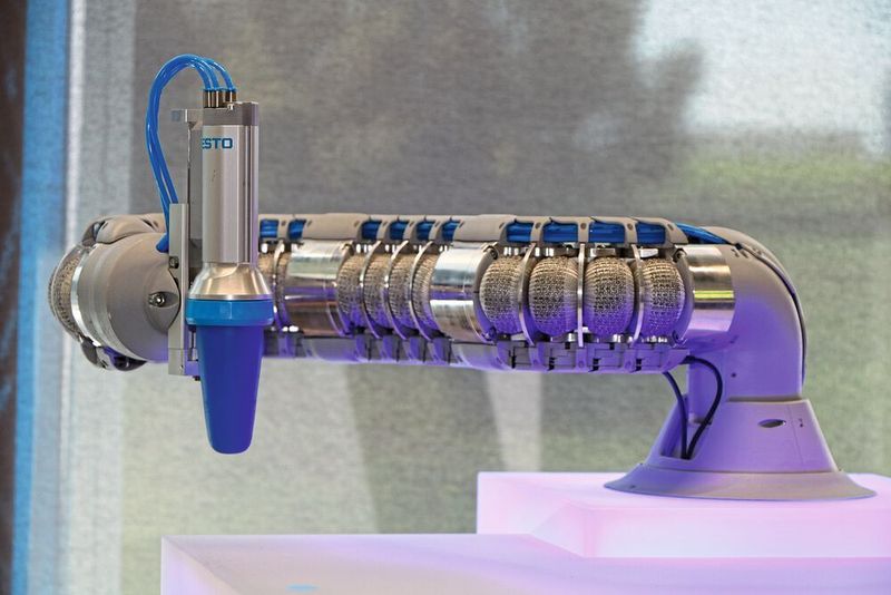 Seine Flexibilität verdankt der Bionic Soft Arm seinem modularen Aufbau, der sich aus mehreren pneumatischen Balgsegmenten und Drehantrieben kombinieren lässt. Je nach Anforderung kann er in der Länge variiert werden und ist damit in Reichweite und Beweglichkeit flexibel.  (Ute Drescher/konstruktionspraxis)