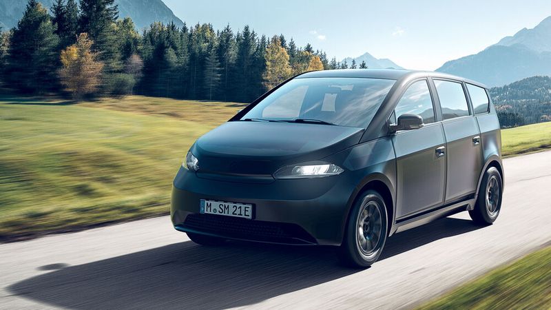 Inzwischen gewinnt das Auto mit seinen Solarzellen im Schnitt den Strom für 120 Kilometer Reichweite in der Woche – laut Sono ziemlich genau dem durchschnittlichen Fahrtweg eines Pendlers im urbanen Raum. Maximal sind an einem kompletten Sonnentag in München 34 Kilometer Reichweite drin. (Bild: Sono Motors)