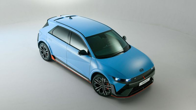 Die Lackierung in „Performance Blue Matte“ steht dem Ioniq 5 N besonders gut. (Bild: Hyundai)