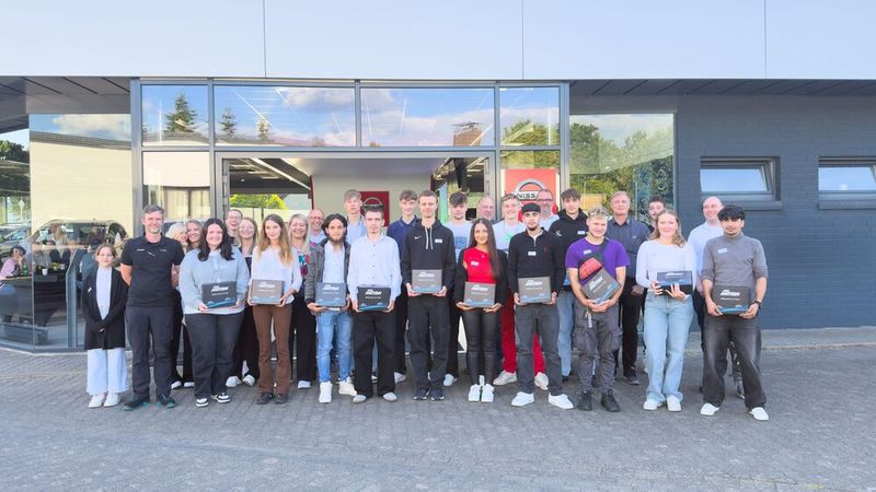 Bei der Auto Mattern Gruppe starten im August 2025 insgesamt 23 junge Menschen ihre berufliche Zukunft, acht mehr als noch 2024. Von den neuen Azubis beginnen acht eine kaufmännische Ausbildung, während 15 junge Talente im technischen Bereich, insbesondere als Kfz-Mechatroniker, durchstarten. „Die Sicherung qualifizierter Fachkräfte ist eine der zentralen Herausforderungen unserer Zeit“, erklärt Jürgen Mattern, Geschäftsführer der Auto Mattern Gruppe. Das familiengeführte Autohaus aus Ostwestfalen-Lippe setze bewusst auf die eigene Ausbildung, anstatt sich auf den immer enger werdenden Arbeitsmarkt zu verlassen.  (Bild: Mattern GmbH)