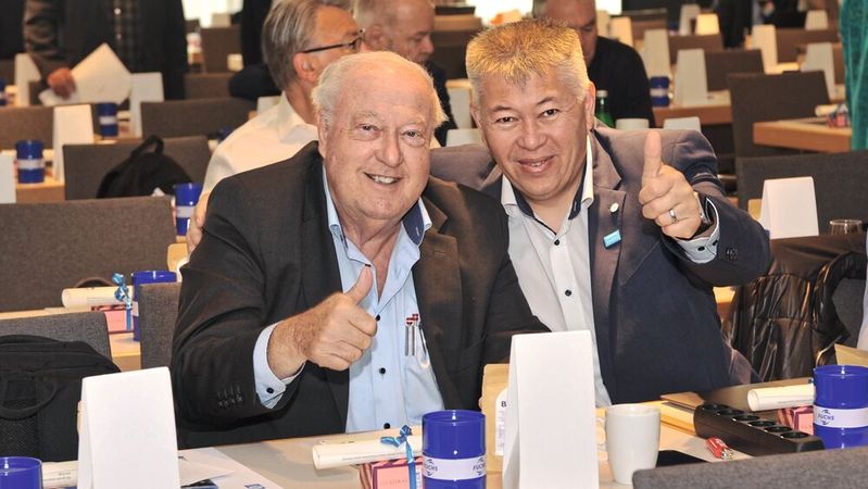 Präsident Hans Werner Norren (l.) und sein Vizepräsident Jeffrey Kilian – Letzterer zugleich ZVK/BIV-Vizepräsident – empfahlen den rheinland-pfälzischen Innungen die Rückkehr zum ZDK. Das Foto entstand auf der ZDK-Mitgliederversammlung im Jahr 2024.(Bild:  ProMotor/N. Auweiler)