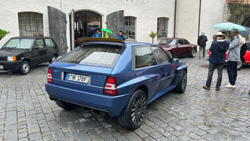 Restomod-Variante des Lancia Delta als Zweitürer von Automobili Amos. Die Karosserie besteht aus Verbundwerkstoffen, zum Teil Kohlefaser, und trägt so zum relativ geringen Leergewicht von etwa 1.250 Kilogramm bei. (Bild: Peter Diehl)
