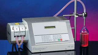 Das Angebot von Flexicon reicht von eigenständigen Einheiten für die manuelle Abfüllung über halbautomatische Systeme bis hin zu vollautomatischen Füll- und Verschließmaschinen.  (Bild: Watson Marlow)