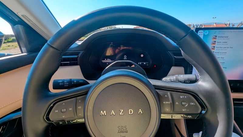 Auf dem Lenkrad prangt jetzt der Schriftzug Mazda. Schade ist, dass sich Mazda dabei für ein recht unansehnliches Hartplastik entschieden hat. (Bild: Mauritz – VCG)