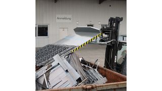 Das Kippen der Palette erfolgt per Zugseil vom Staplersitz aus. Bild: Bauer (Archiv: Vogel Business Media)