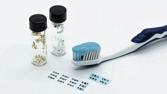 Kupferphthalocyanin (C32H16CuN8), ein für seine zahnaufhellenden Eigenschaften in Zahnpasta genutzter, blauer und geruchloser Feststoff, kann auch als Halbleitermaterial verwendet werden.(Bild:  IIT - Istituto Italiano di Tecnologia)