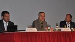 Info-Tagung des Kia-Händlerverbands: Verbands-Präsident Dirk Riemann, Geschäftsführer Dietrich Asche und Rechtsanwalt Sven Köhnen (v.li.) informierten über die neuen Verträge und die Möglichkeiten für gekündigte Händler. (Foto: Wehner)